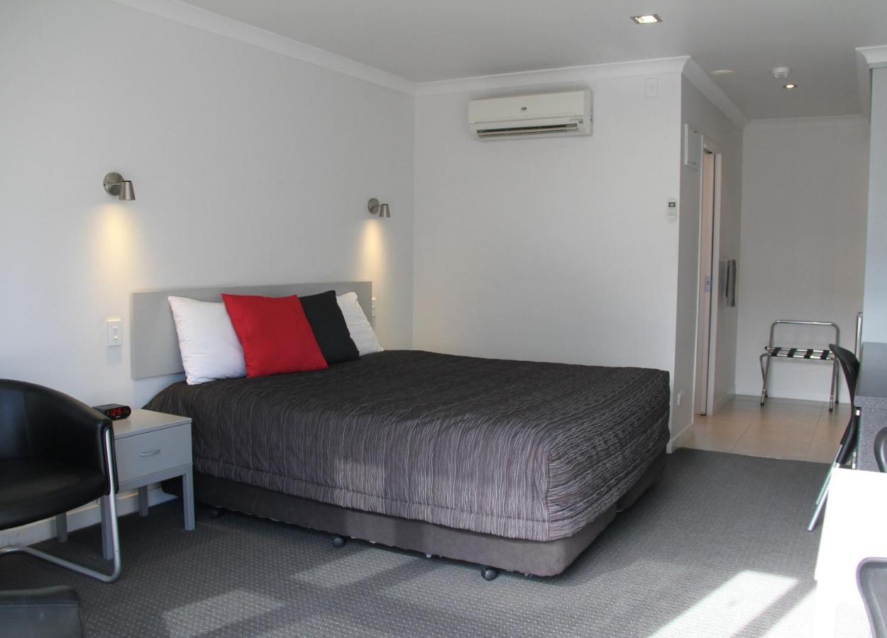 Pukekura Motor Lodge New Plymouth Eksteriør billede A typical motel room