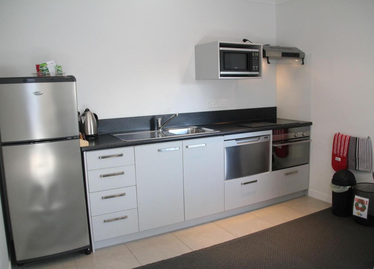 Pukekura Motor Lodge New Plymouth Eksteriør billede A kitchen in a student apartment