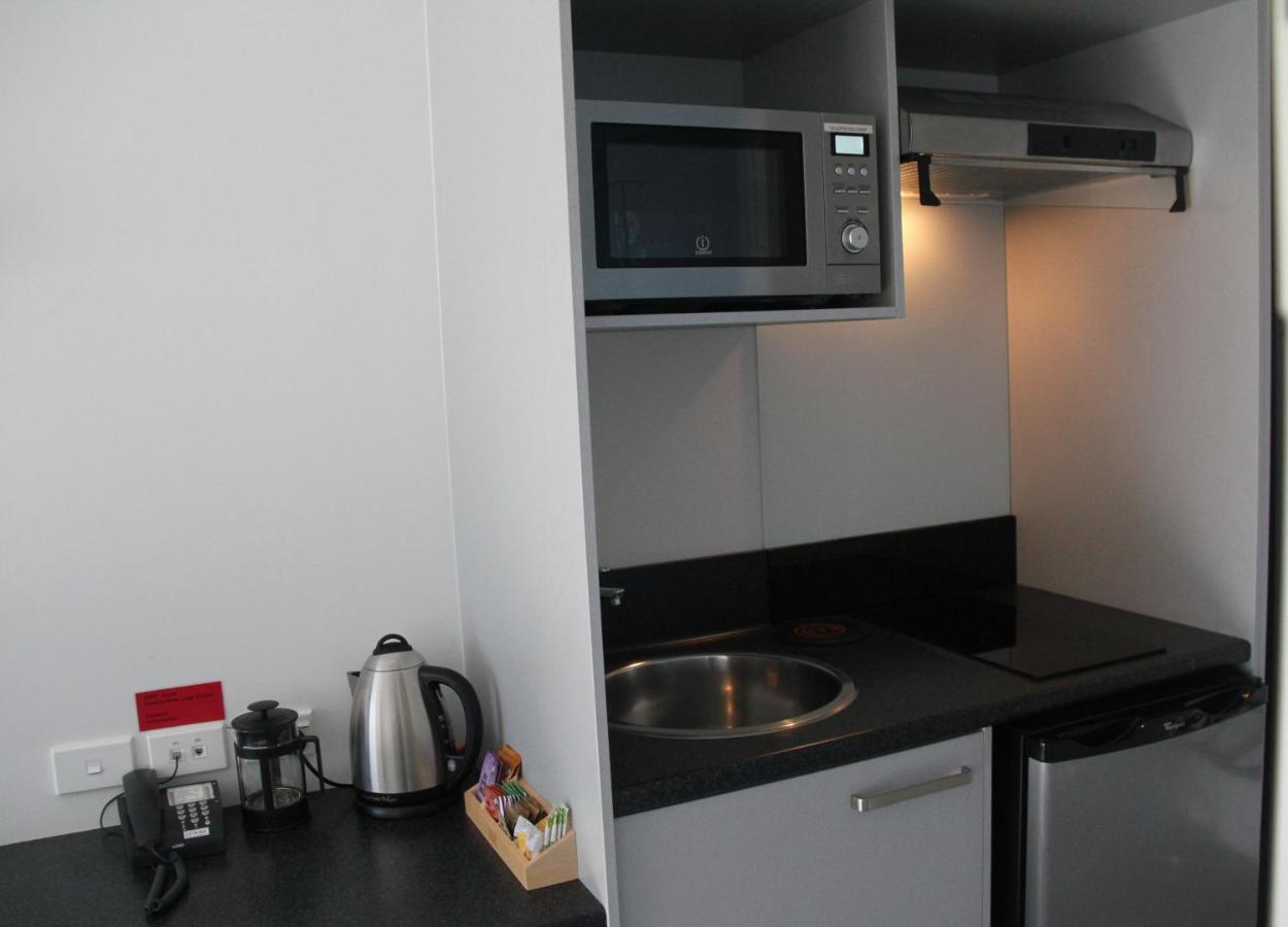 Pukekura Motor Lodge New Plymouth Eksteriør billede A kitchenette in a hotel room