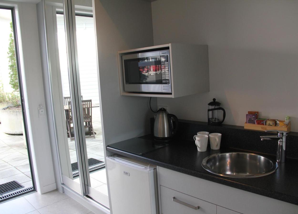 Pukekura Motor Lodge New Plymouth Eksteriør billede A microwave oven in a kitchen