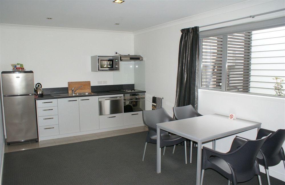 Pukekura Motor Lodge New Plymouth Eksteriør billede A typical apartment kitchen