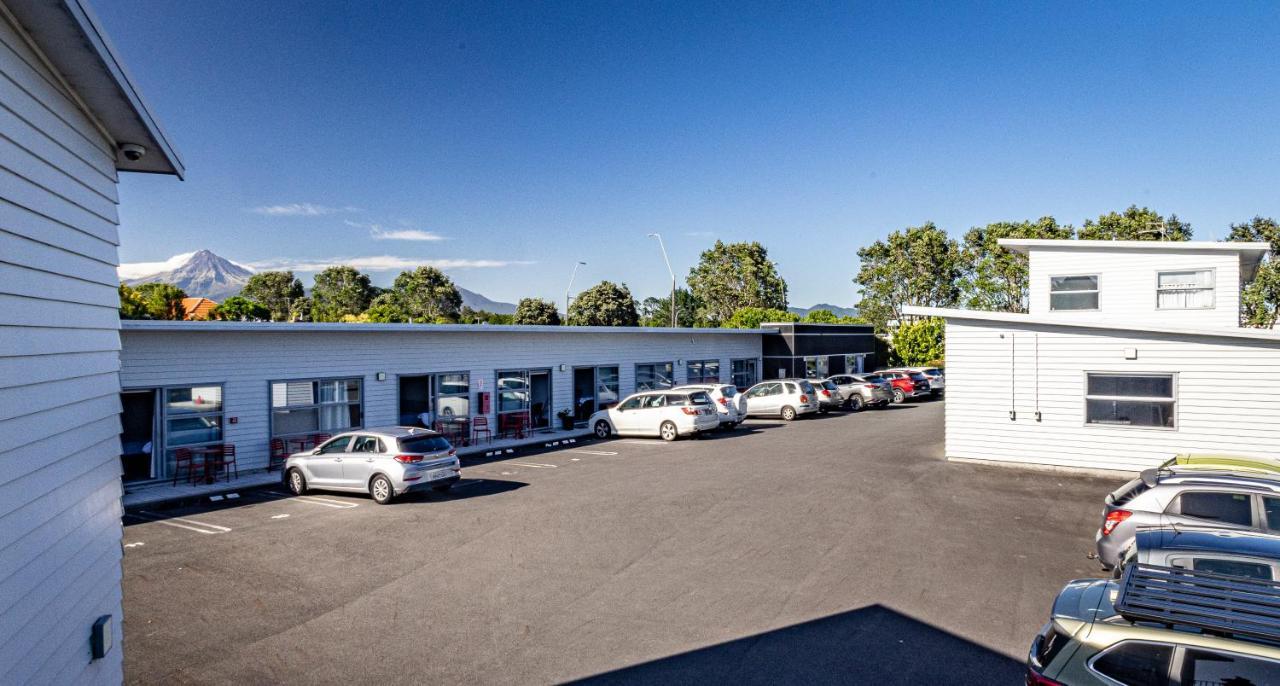 Pukekura Motor Lodge New Plymouth Eksteriør billede The school's main building