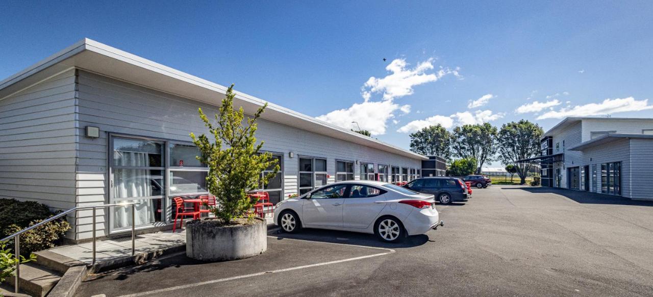 Pukekura Motor Lodge New Plymouth Eksteriør billede The motel at the airport