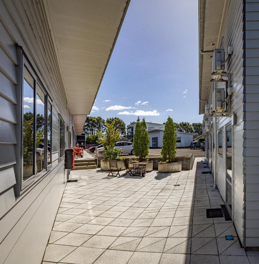 Pukekura Motor Lodge New Plymouth Eksteriør billede The courtyard of the school