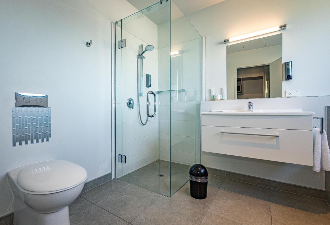 Pukekura Motor Lodge New Plymouth Eksteriør billede A modern bathroom with a shower cubicle