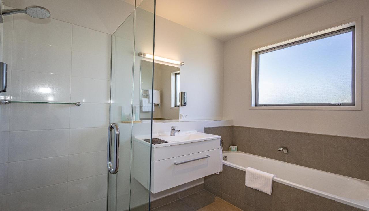 Pukekura Motor Lodge New Plymouth Eksteriør billede A modern bathroom