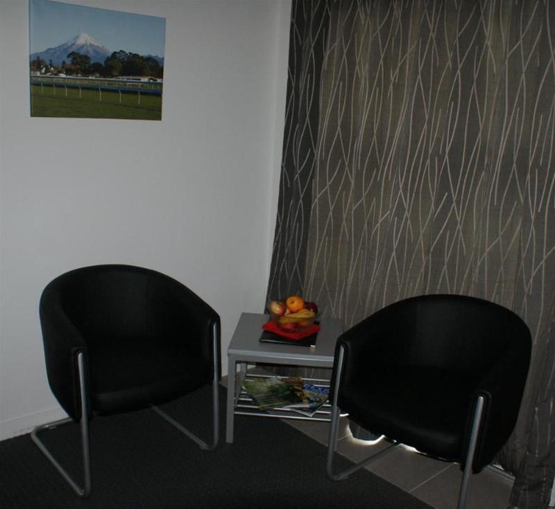 Pukekura Motor Lodge New Plymouth Eksteriør billede A waiting room at an airport